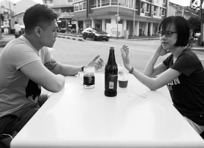 El retrato de la dependencia a los celulares y la desconexión con el mundo real