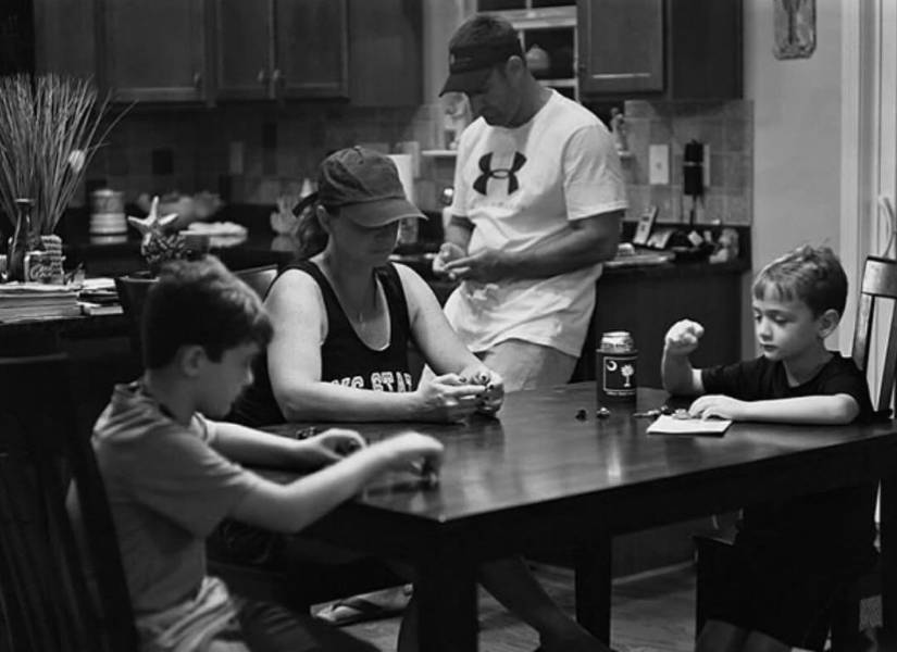 El retrato de la dependencia a los celulares y la desconexión con el mundo real