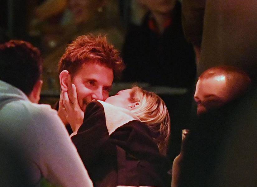 Gigi Hadid dando un beso a Bradley Cooper.