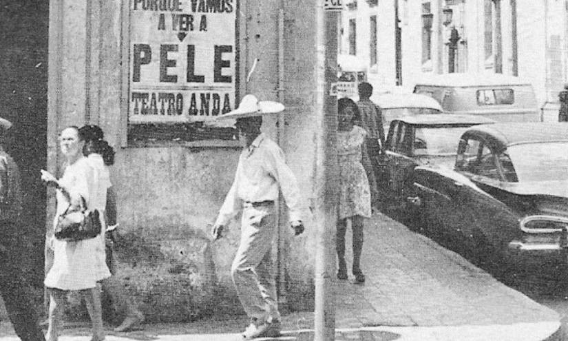 Un teatro de esta ciudad colgó un cartel que decía: ¡Hoy! No trabajamos porque vamos a ver a Pelé.