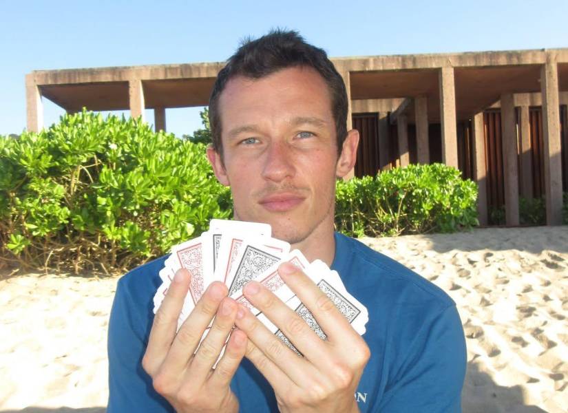 Callum Turner jugando a las cartas con Dua Lipa.