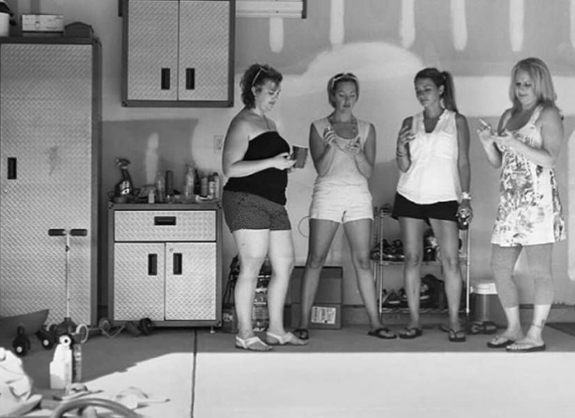 El retrato de la dependencia a los celulares y la desconexión con el mundo real