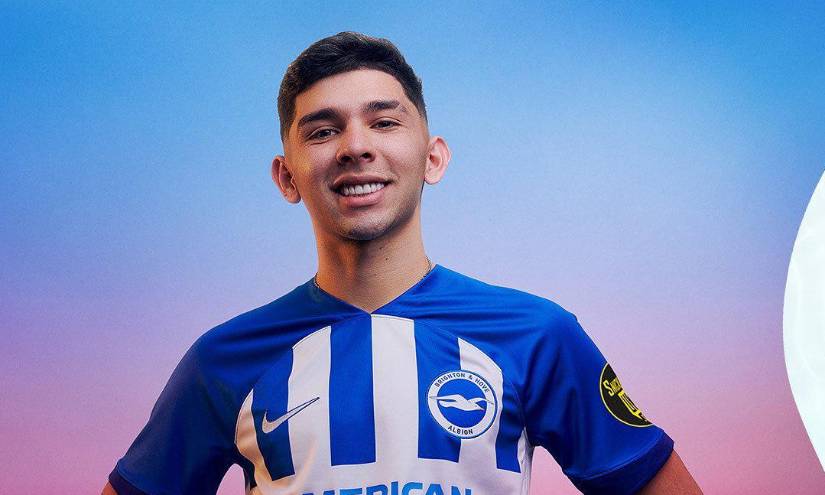 Julio Enciso, joven talento paraguayo del Brighton, luciendo la nueva indumentaria