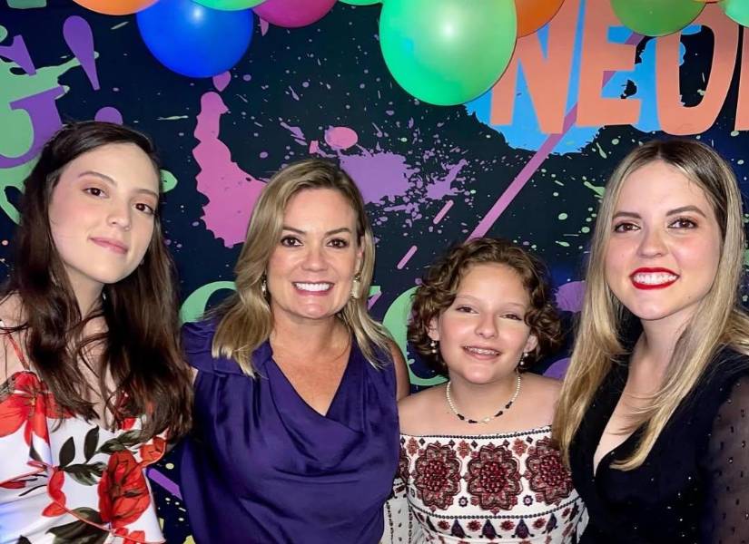 Úrsula Strenge y sus hijas en Disneyland.