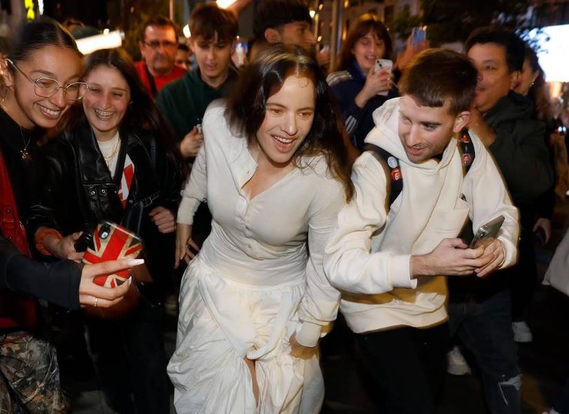 Rosalía corrió junto a sus fanáticos en Madrid.