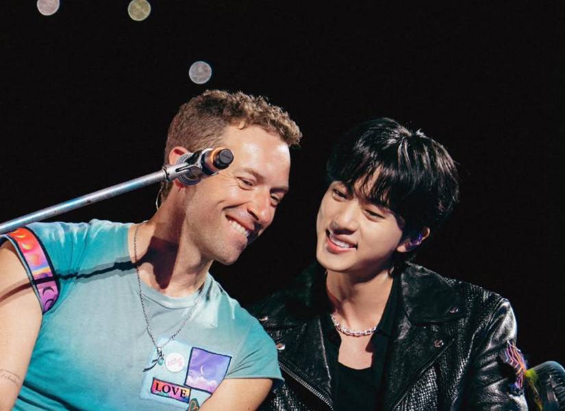 Chris Martin y Jin de BTS.