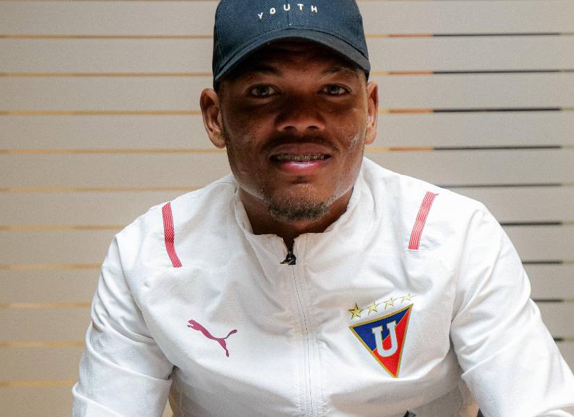 Jefferson Valverde firmando contrato con LDU (Q).