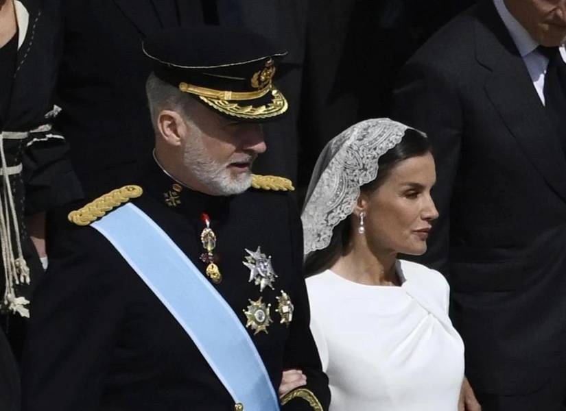 Reina Letizia junto a Felipe VI de España.
