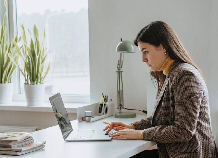 Imagen referencial: Mujer sentada en oficina.