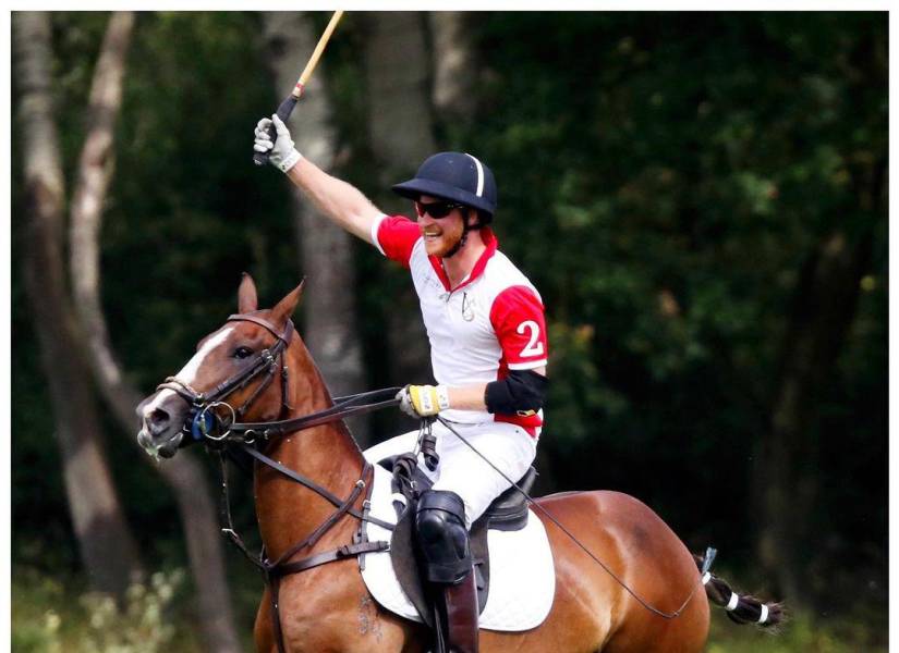 El príncipe Harry jugando polo