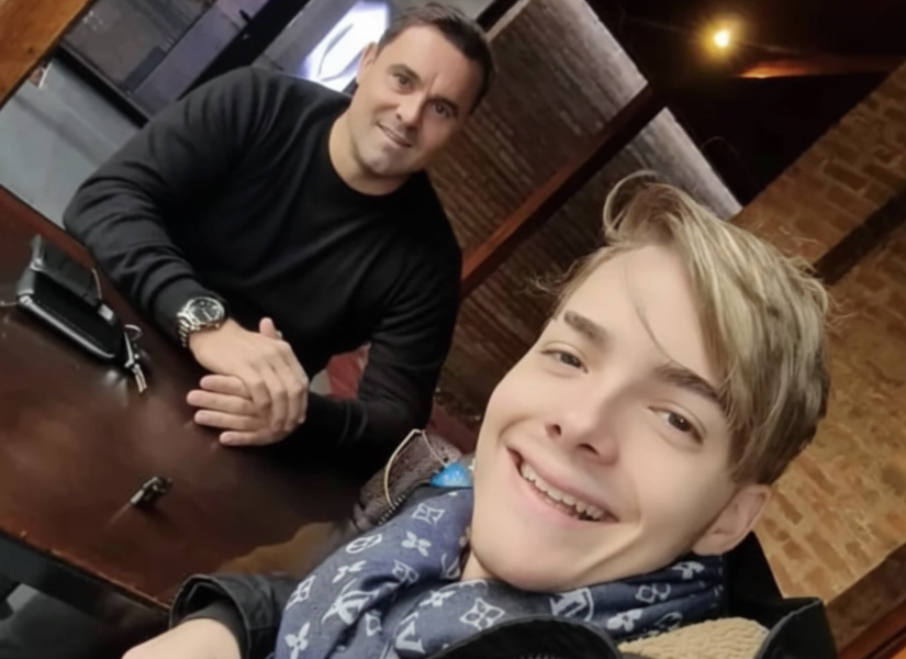 Alejandro Kenig Sabaté junto a su padre.