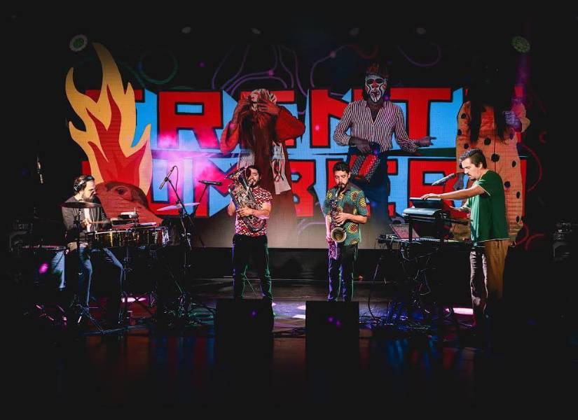 En la primera y única línea de ataque de Frente Cumbiero está: Mario Galeano (moog, guacharaca, electrónica y bajo eléctrico), Pedro Ojeda (timbal, campanas y percusión), Marco Fajardo (saxofón tenor y clarinete) y Sebastián Rozo (bombardino).