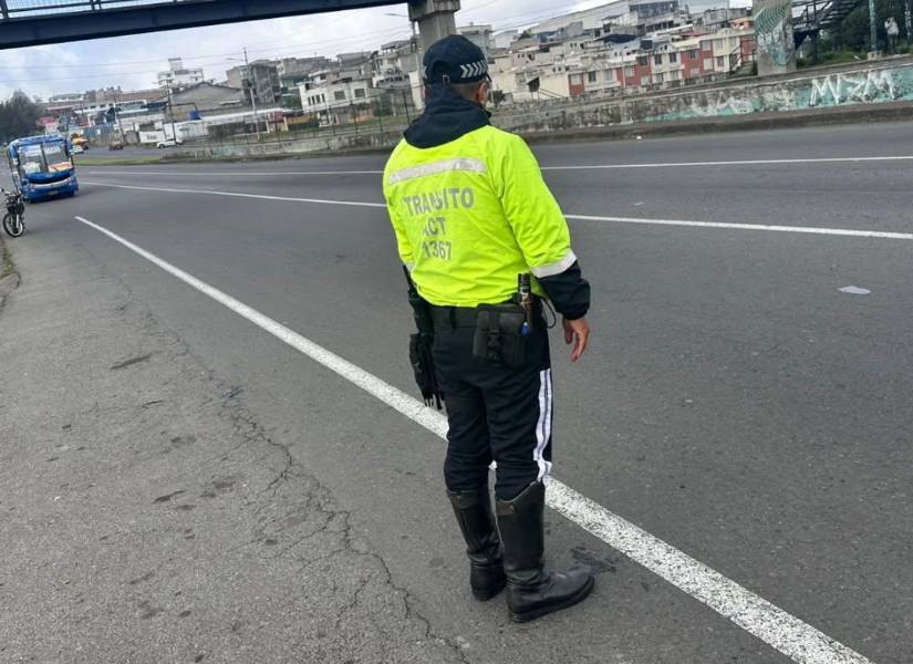 Agente de tránsito realizando controles.