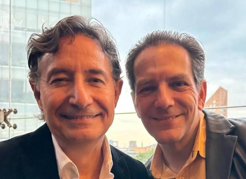 Sebastián Moncayo junto a Roberto Gómez Fernández, hijo de Chespirito.