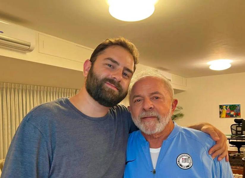Luis Claudio junto a su papá Lula da Silva.