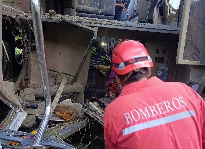 Hubo víctimas que quedaron atrapadas en la carrocería.