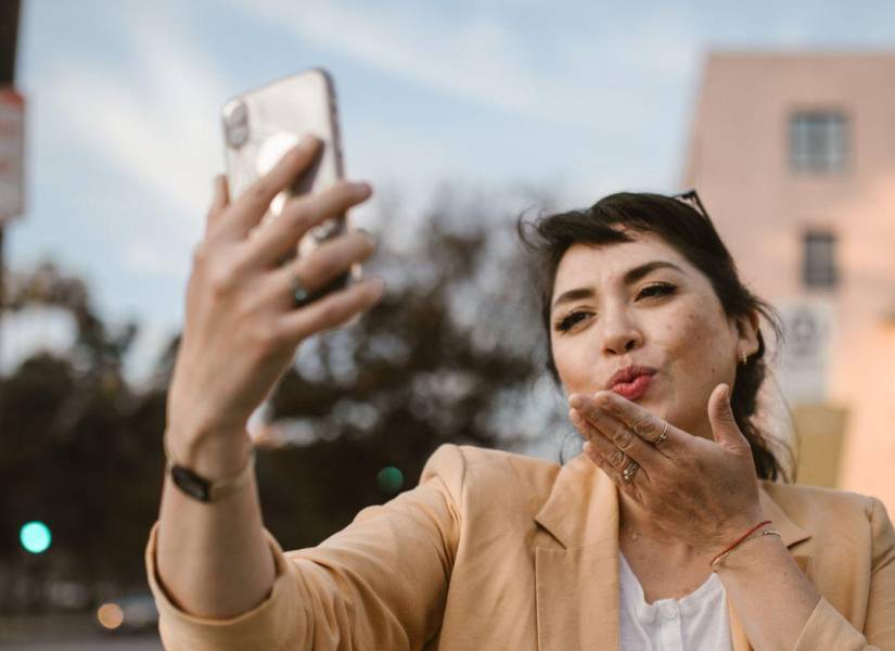 Imagen ilustrativa: Mujer realizando videollamada.