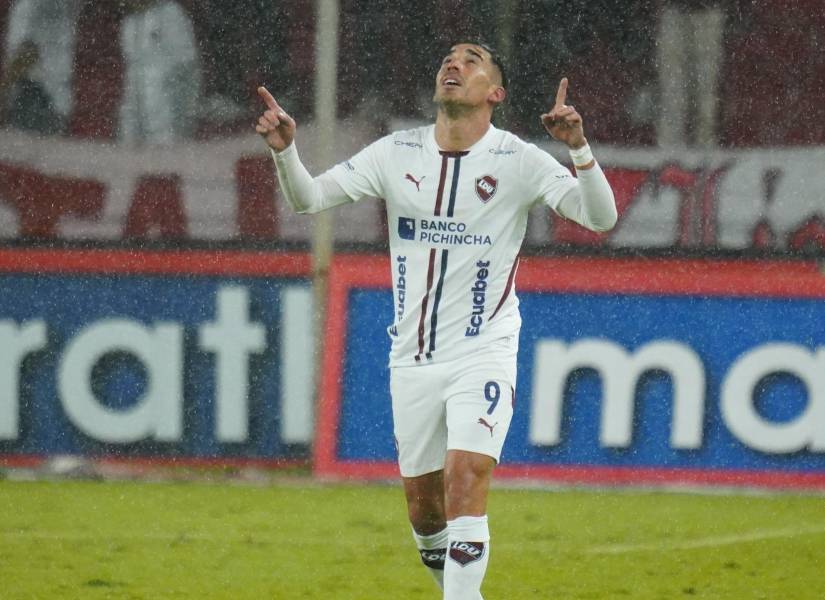El delantero de Liga de Quito, Lisandro Alzugaray, celebra su gol contra Independiente del Valle por la LigaPro