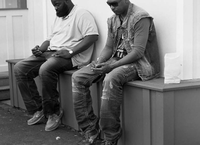 El retrato de la dependencia a los celulares y la desconexión con el mundo real