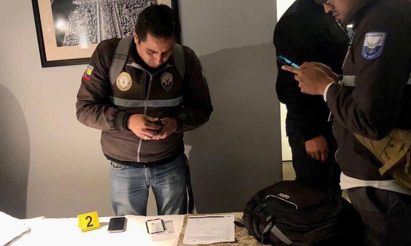 La Fiscalía en un allanamiento por el presunto caso de cohecho relacionado al ministro de Energía, Xavier Vera.