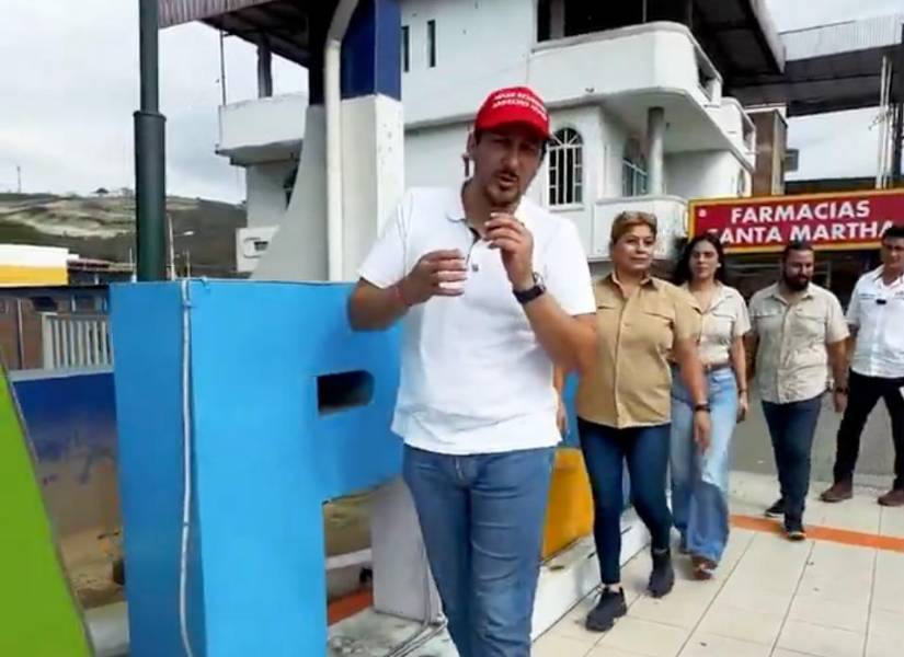 Enrique Gómez durante un recorrido en Manabí.
