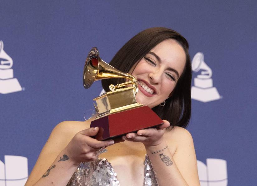 La cantante chileno peruana Shirel posa en la sala de prensa con el premio a la Mejor Canción de Rock por 'La Torre' durante la 26ª edición anual de la entrega de los Premios Latin Grammy.