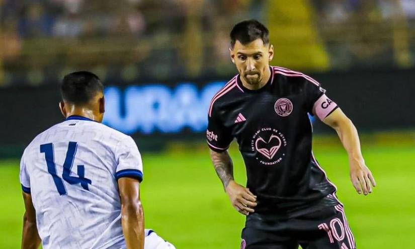 Lionel Messi en un partido amistoso contra la Selección de El Salvador
