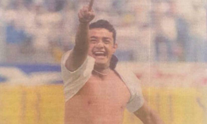 Paúl Guevara celebra un gol con Liga de Quito en un partido en 1997