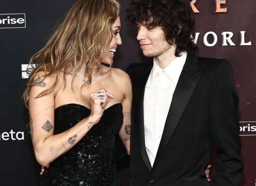 Miley Cyrus y Maxx Morando en la alfombra roja de Avatar.