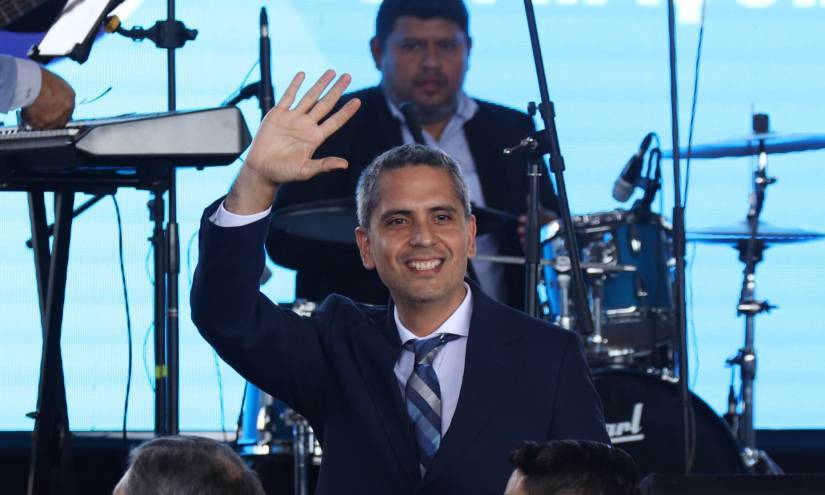 Raúl Chávez, nuevo concejal de Guayaquil, agradeció a Rafael Correa en el discurso de posesión de Aquiles Álvarez como alcalde.
