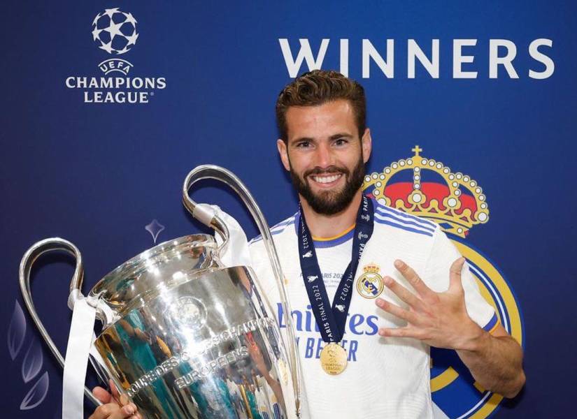 Nacho Fernández con el trofeo de la Champions League.