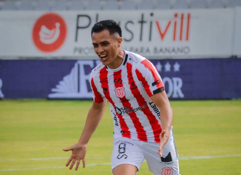 Diego Armas celebra un gol con Técnico Universitario