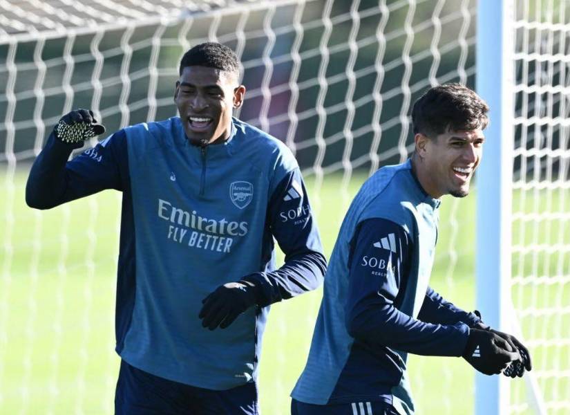 Los zagueros Mosquera e Hincapié en el último entrenamiento del club Gunner.