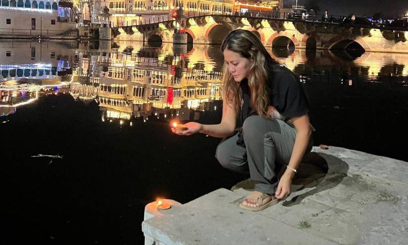 Imagen de Denisse Molina en su Instagram, encendiendo una vela por la paz del Ecuador.
