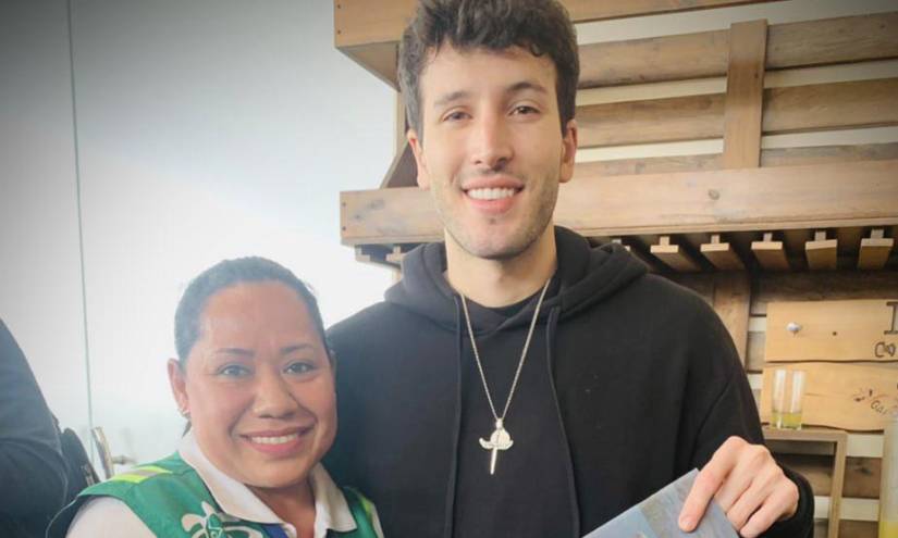 Sebastián Yatra con personal del aeropuerto ecológico de Galápagos.