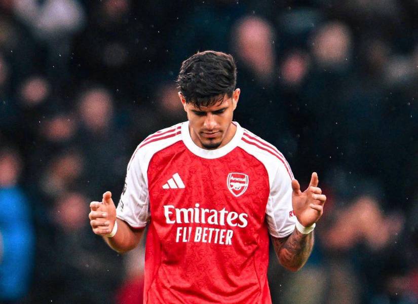 Piero Hincapié con la indumentaria del Arsenal.