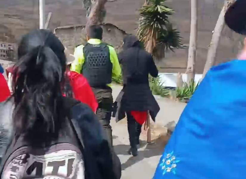 Otro de los agentes junto a los comuneros.