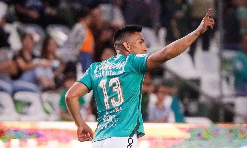Ángel Mena celebra su gol contra Santos Laguna