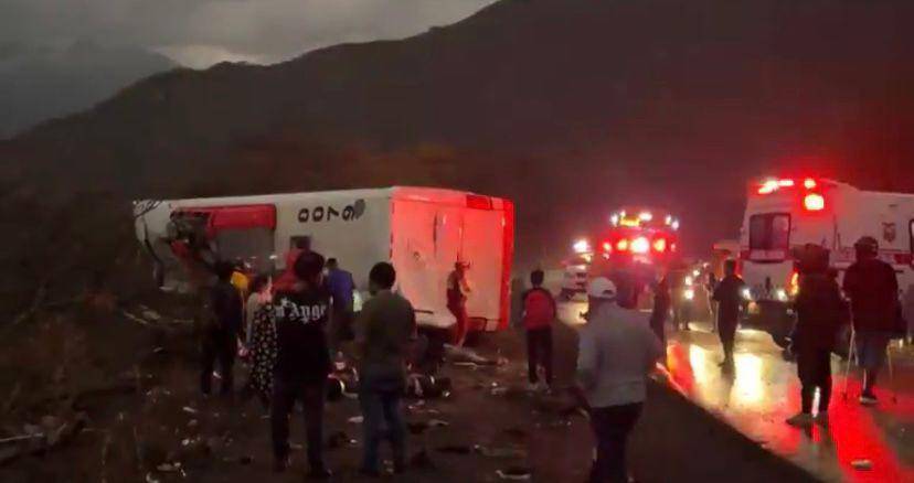 15 fallecidos en siniestro de tránsito entre bus y carro en Catamayo, Loja