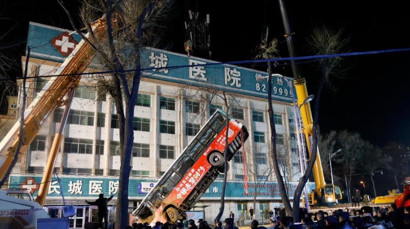 China: enorme socavón se traga un autobús y causa 9 muertos