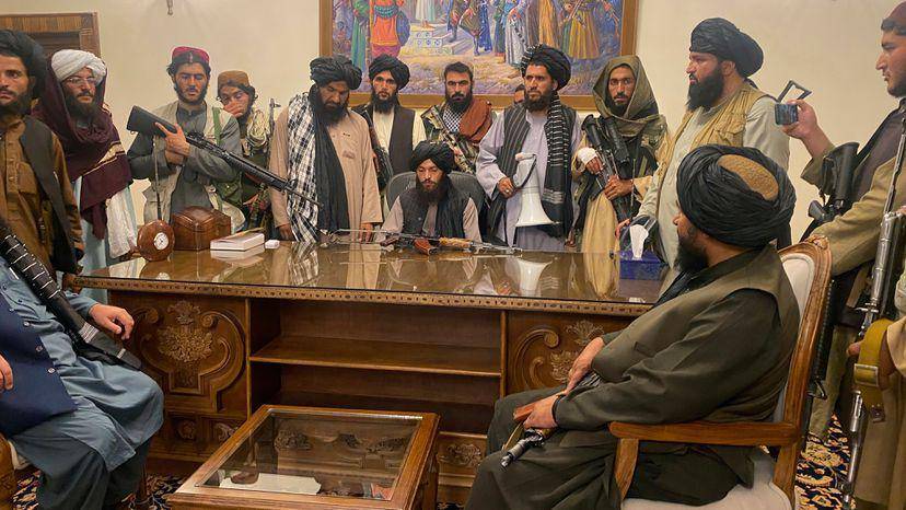 Los talibanes reprimen una masiva manifestación a favor de la bandera afgana