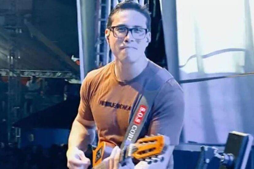 El cantante Ayres Sasaki murió electrocutado después de abrazar a un fan