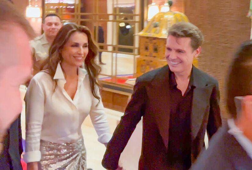 Imagen de archivo de Paloma Cuevas y Luis Miguel, tomados de la mano.