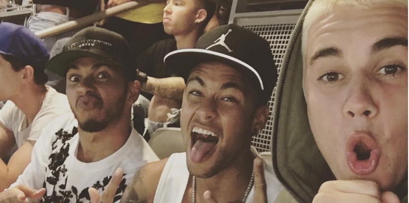 Foto de Neymar, Justin Bieber y Lewis Hamilton durante partido Brasil Ecuador genera revuelo