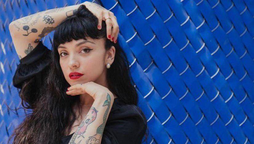 En 2003, antes de mudarse a México y no existía Mon Laferte, lanzó su primer álbum, La Chica de Rojo, bajo el nombre de Monserrat Bustamante.