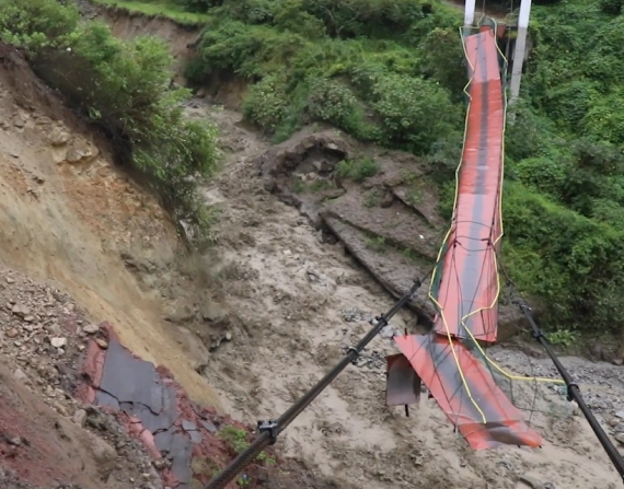 En la parroquia Monte Olivo, en Carchi, la fuerza del agua arrasó con un tramo de la carretera y un puente peatonal.