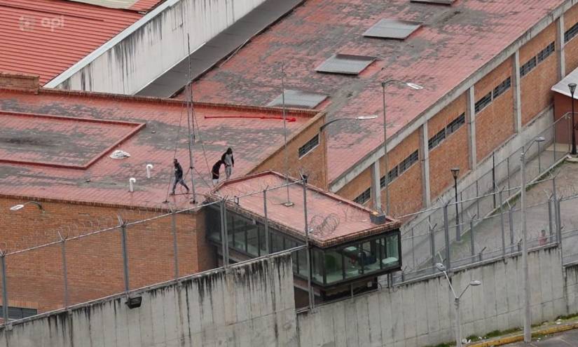 Momento en el que tres presos llegaron a una garita de la cárcel El Turi de Cuenca.