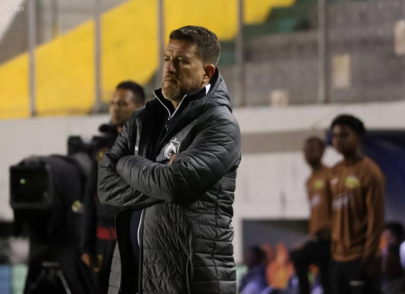 Patricio Urrutia vio como su equipo fue goleado 8-0 por el Aucas.