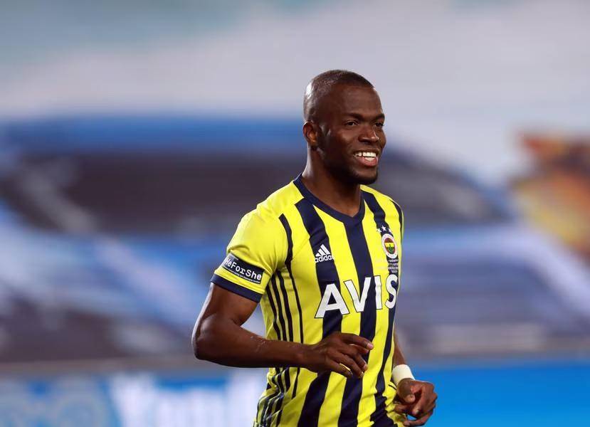 Enner Valencia está fuera de peligro tras ser retirado en ambulancia en partido del Fenerbahce