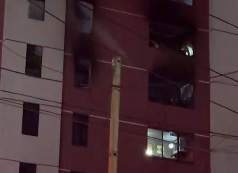 Imagen del incendio controlado en dos pisos del edificio de la av. 6 de Diciembre y Telégrafo, en el norte de Quito.